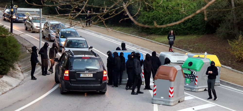 Pla obert d'una de les barricades que han muntat els estudiants de la UAB el 28 de novembre de 2018. Autor: ACN.