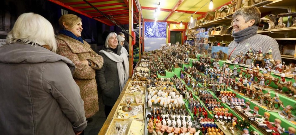 Foto portada: la tinent d'alcalde de Promoció de la Ciutat i la regidora de Cultura visitant la Fira de Santa Llúcia. Autor: @aj_sabadell via Twitter.