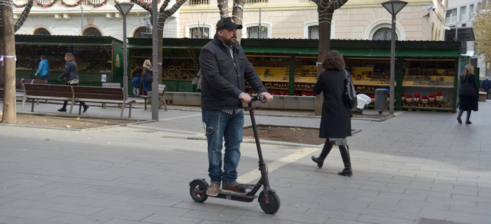 Patinet circulant per la plaça Sant Roc. Autor: David B.