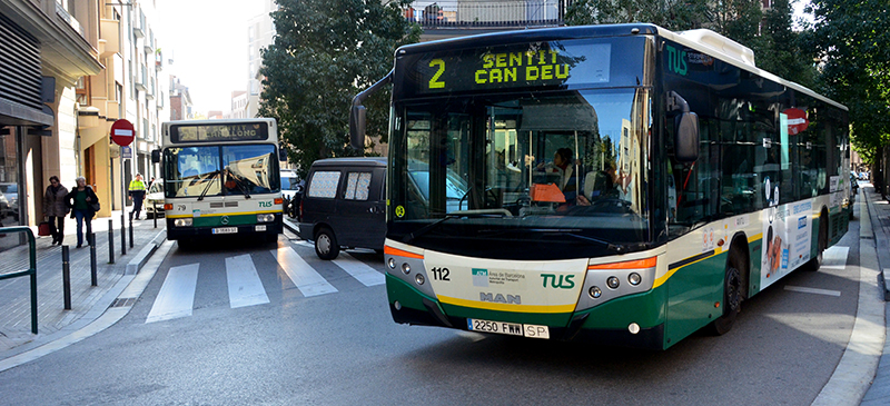 Foto portada: autobusos a la confluència entre els carrers de les Tres Creus i Narcís Giralt. Autor: David B.