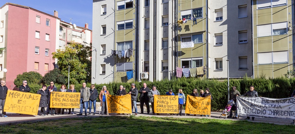 Foto portada: els veïns dels Merinals, aquest migdia. Autor: M.Tornel.