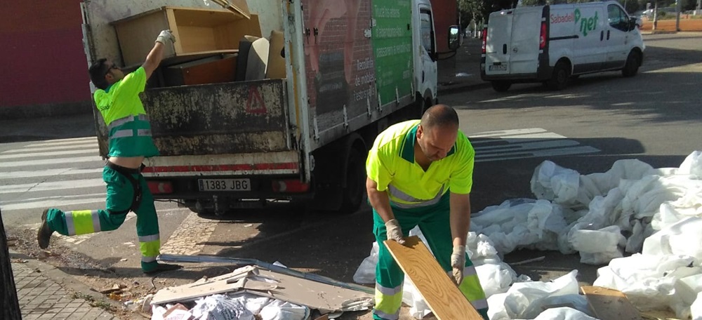 Foto portada: recollida de mobles per part d'operaris d'SMATSA. Autor: cedida.