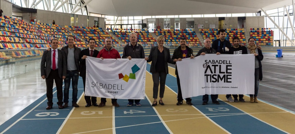 Foto portada: membres de Sabadell és Atletisme i l'Ajuntament, aquest migdia, a la Pista Coberta. Autor: M.Tornel.