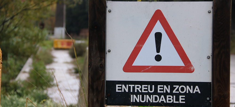 Primer pla d'un avís de zona inundable a l'entrada d'un dels accessos al riu Ripoll de Sabadell el 15 de novembre de 2018. (horitzontal)