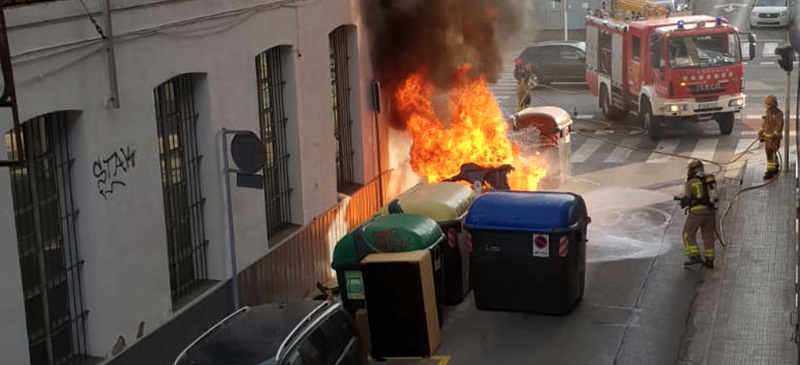 Foto portada: contenidor cremant al carrer del Pare Sallarés. Autor: J.Valls / cedida.