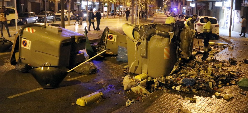 Els serveis de neteja de Terrassa recullen els contenidors cremats després de la manifestació antifeixista durant un acte de Vox a la ciutat, el 6 de desembre de 2018. (horitzontal)