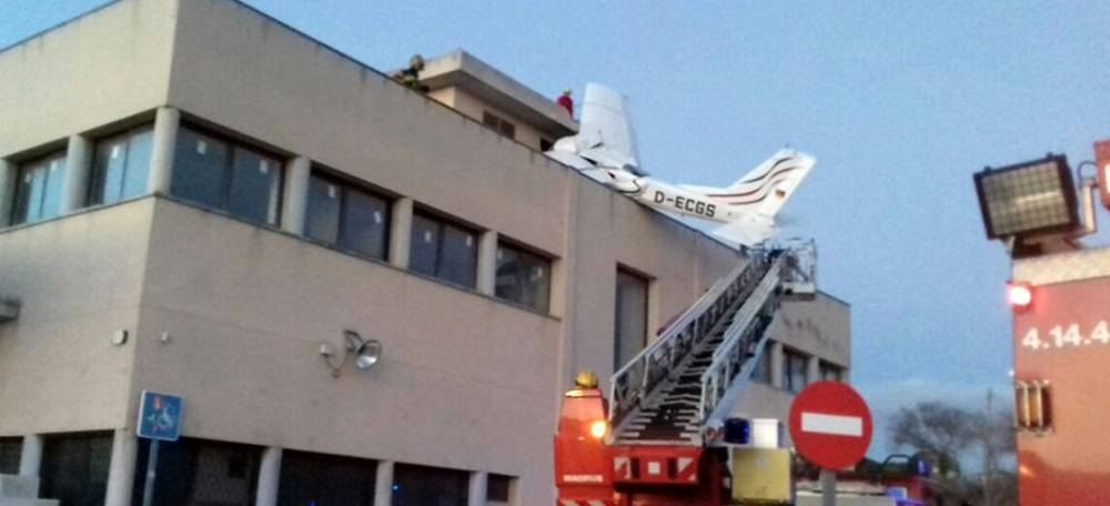 Foto portada: l'avioneta estavalleda a la benzinera. Foto: @bomberscat via Twitter.