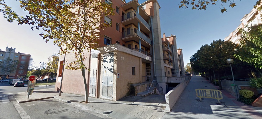 Foto portada: el bloc d'habitatges on es va produir l'incendi. Foto via Google Street View.