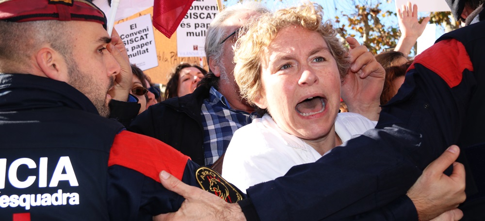 Una de les concentrades a la manifestació de metges intentant passar el cordó dels Mossos d'Esquadra a les portes del Parlament. 28/11/2018. Horitzontal.