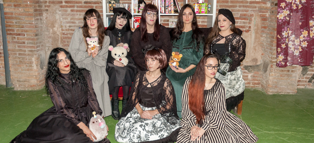 Foto portada: el grup de models que ha desfilat amb vestits d'Indrolita Couture. Autor: MAClaveria.