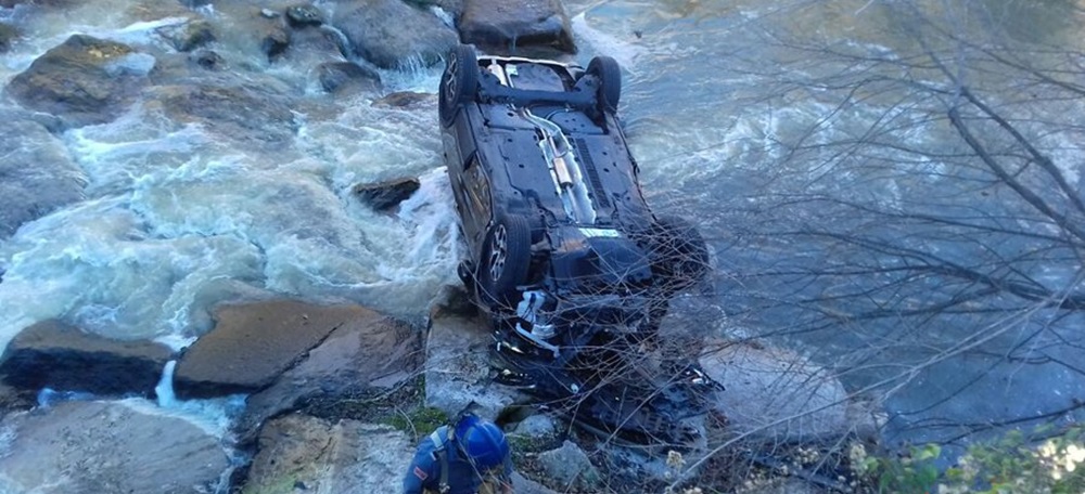 Pla obert del vehicle que ha caigut a la riera del Riu Sec a Sabadell. Imatge del 6 de gener del 2019. (Horitzontal)