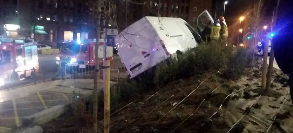 Foto portada: la furgoneta, encastada a dins la plaça. Autor: cedida.