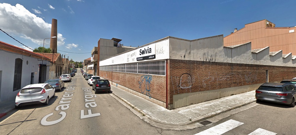 Foto portada: el foc es va produir entre el carrer d'Ali Bei i dels Germans Farguell, al barri de Can Feu. Foto via Google Street View.