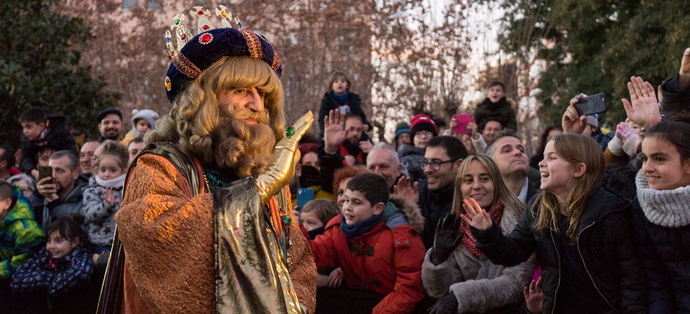 Foto portada: el rei Ros arribant a la plaça de la Creu de Barberà. Autor: M.Tornel.