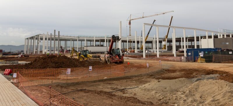 Foto portada: obres per fer el centre d'Amazon, aquest matí. Autor: M.Tornel.