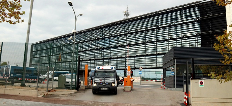 Pla general de l'exterior del complex central dels Mossos d'Esquadra de Sabadell.