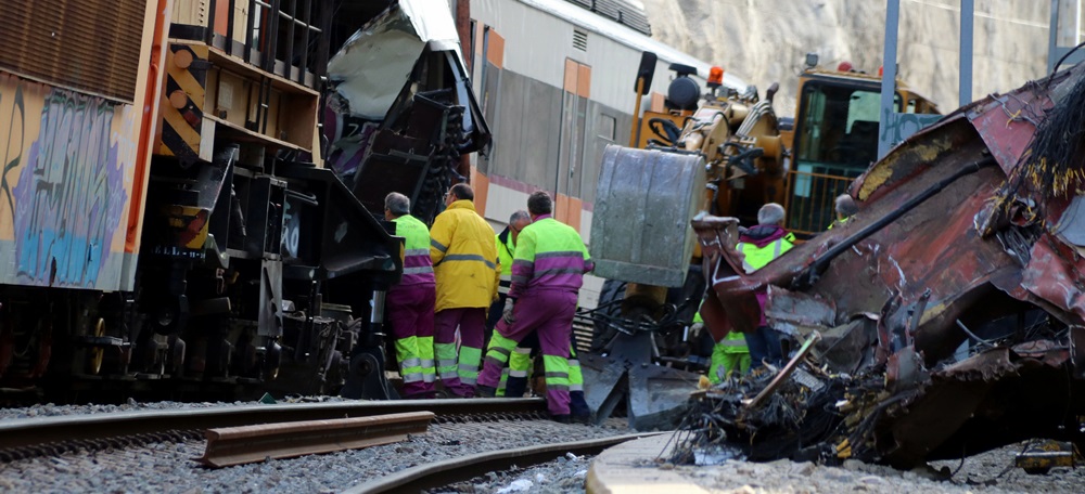 Pla general de diversos operaris treballant en la retirada de la capçalera del tren de Rodalies. Imatge de l'11 de febrer del 2019. (Horitzontal)