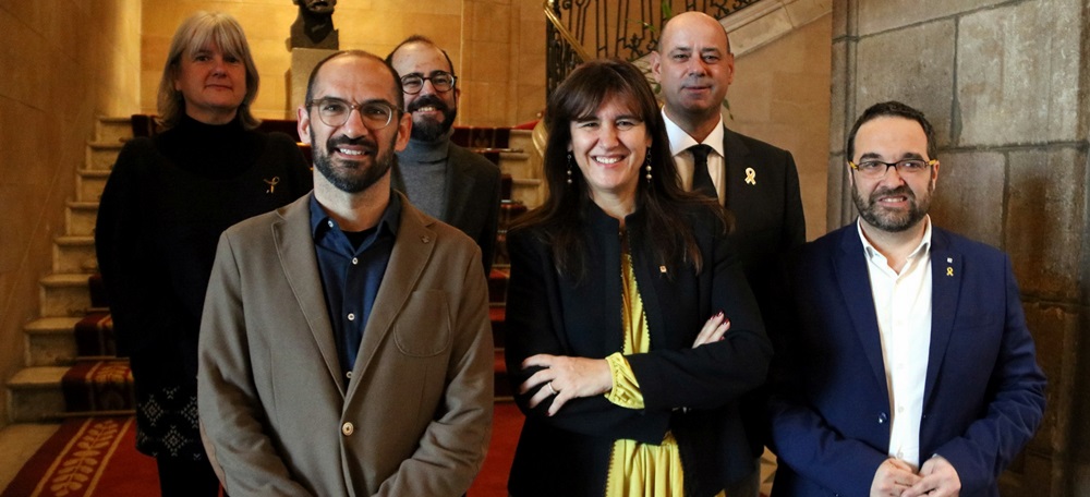 La consellera de Cultura, Laura Borràs, l'alcalde de Sabadell, Maties Serracant, amb altres representants institucionals i el comissari de l'Any Colla de Sabadell, Joan Safont, aqust dimecres. Autor: ACN.
