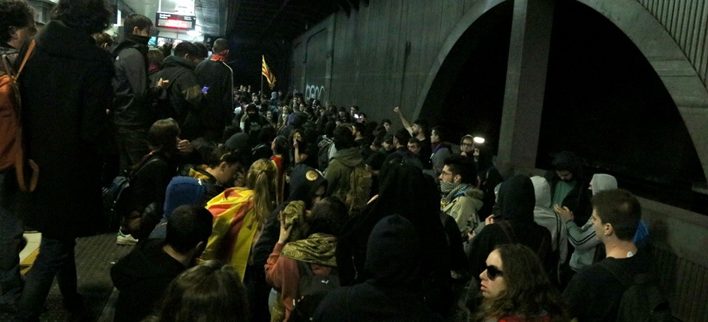 Els estudiants ocupant les vies de Rodalies a l'estació de la plaça de Catalunya de Barcelona, el 21 de febrer de 2019. (Horitzontal)