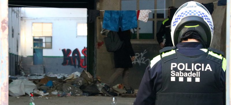 Foto portada: un policia municipal clausurant la nau del carrer Germans Farguell. Autor. ACN.