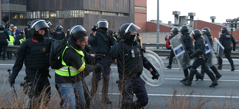 Imatge dels Mossos d'Esquadra desallotjant la C-58 el 21 de febrer de 2019. (horitzontal)