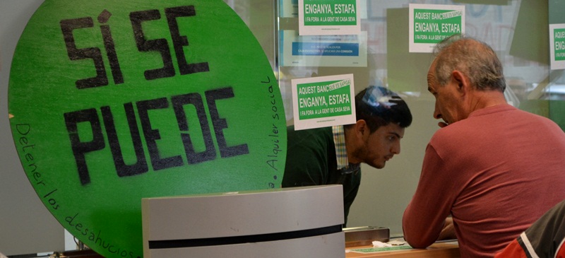 Foto portada: acció de la PAH en una oficina bancària. Autor: David B.