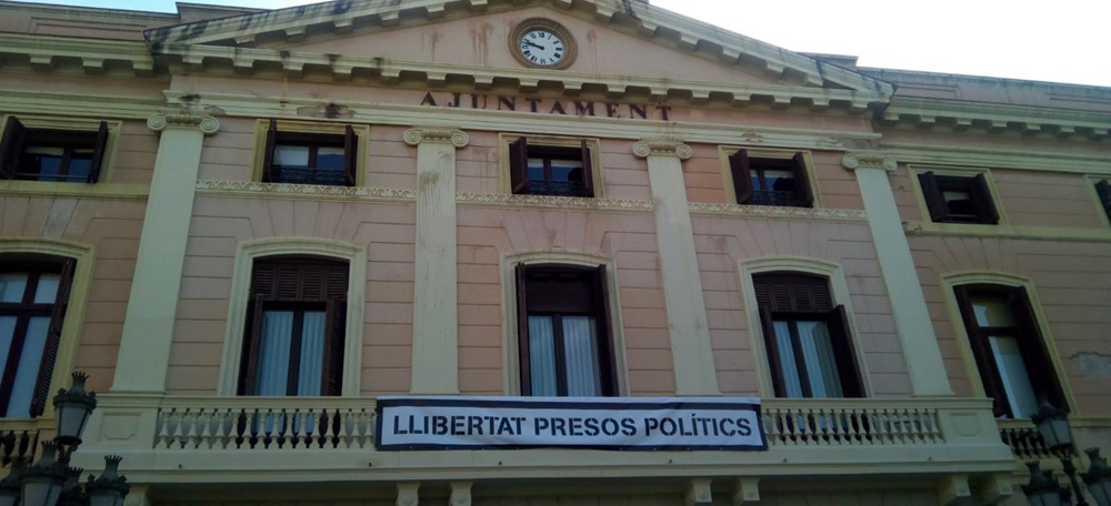 Foto portada: la pancarta 'Llibertat presos polítics', a l'Ajuntament. Autor: David B.