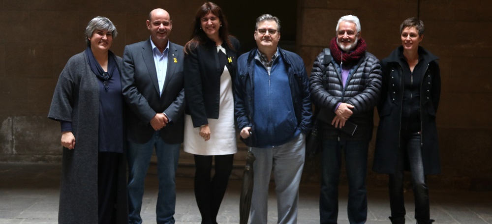 La consellera de Cultura, Laura Borràs, amb el director de l'ILC, Joan-Elies Adell, la comissària de l'Any Teresa Pàmies, Montse Barderi, i els familiars de l'autora Sergi, Tomàs i Liona Pàmies. Dimecres 13 de març de 2019 (HORITZONTAL)