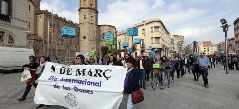 Foto portada: manifestació amb motiu del Dia de la Dona, l'any passat. Autor: Ajuntament / cedida.