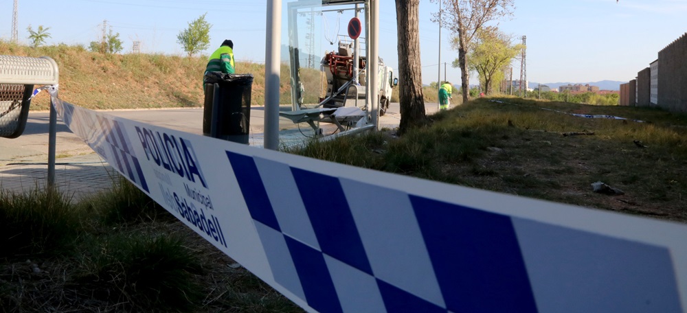 Pla general contrapicat des de terra de la parada d'autobús del cementiri de Sabadell, encintada per la policia amb motiu d'un accident mortal el 24 de març de 2019 (horitzontal)