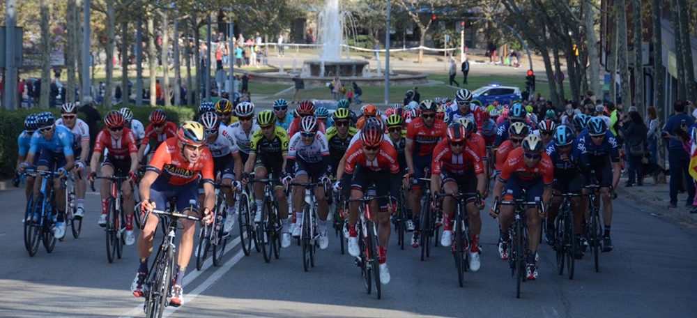 Foto portada: la caravana ciclista de la Volta Catalunya, al pas per Sabadell. Autor: David B.