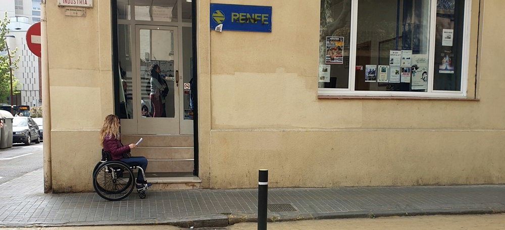 Foto portada: Sanz, esperant a ser atesa al punt de venda de RENFE.