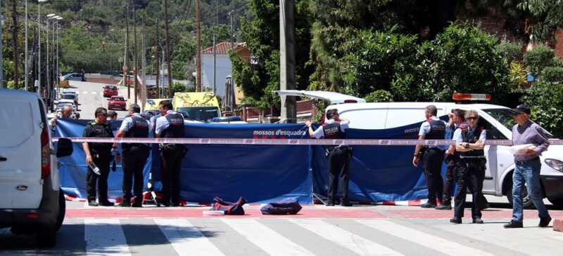 Agents dels Mossos d'Esquadra treballant al lloc de l'apunyalament mortal a Montcada i Reixac amb el vehicle dels serveis judicials al costat. Imatge de l'1 de juny del 2019. (Horitzontal)