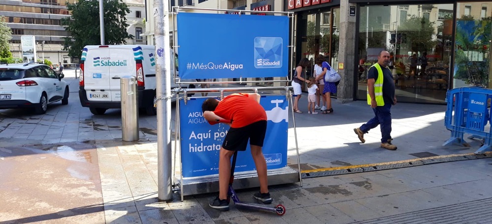 Foto portada: punt d'hidratació instal·lat per Aigües Sabadell.