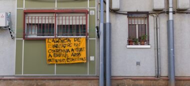 Pancarta en uns dels 170 pisos dels Merinals pendents de rehabilitar. Autor: M.Tornel.