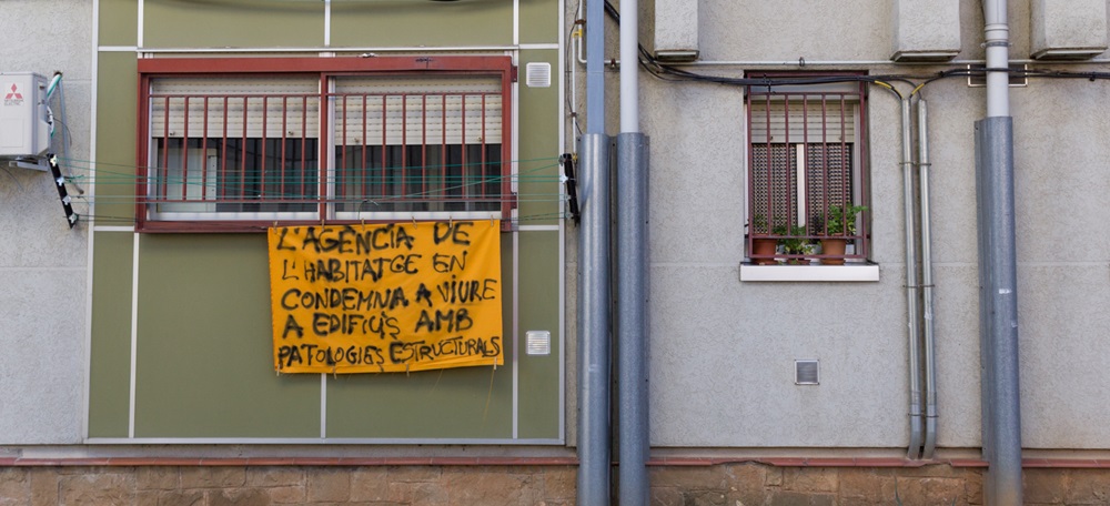 Pancarta en uns dels 170 pisos dels Merinals pendents de rehabilitar. Autor: M.Tornel.