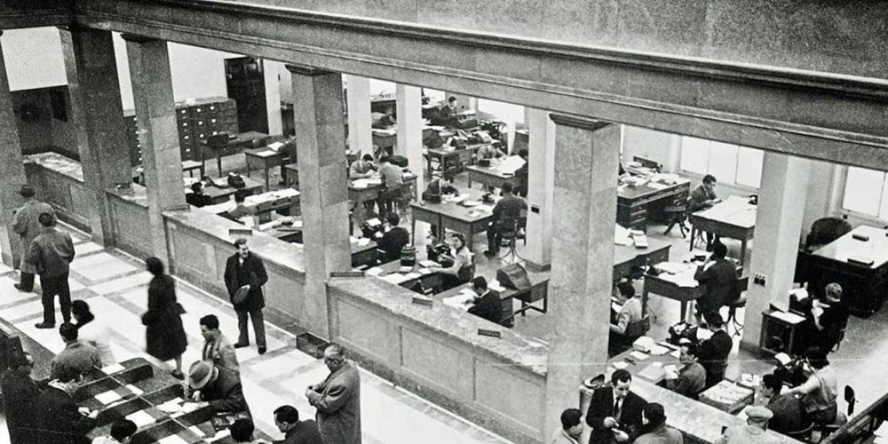 Oficines del Banc Sabadell, a la seu central, Plaça Sant Roc 6, als anys 50 del segle passat.