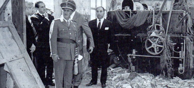 Franco visitant una fàbrica sabadellenca sinistrida el 2 d'octubre de 1962. Autor.Carlos Pérez de Rozas