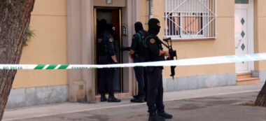 Diversos agents de la Guàrdia Civil a la porta d'un habitatge del carrer Goya de Sabadell on van dur a terme un escorcoll. Autor: ACN.