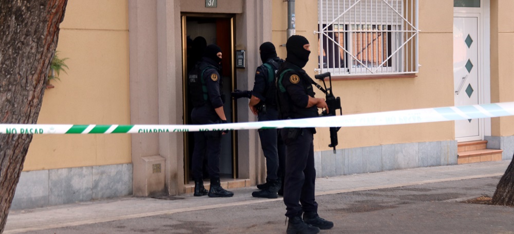 Diversos agents de la Guàrdia Civil a la porta d'un habitatge del carrer Goya de Sabadell on van dur a terme un escorcoll. Autor: ACN.
