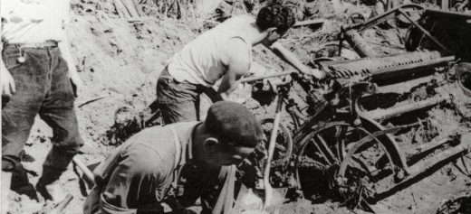 Treballadors netejant a l'ermpresa de cal Soler Torrella (1962). Autor: Carlos Pérez de Rozas.