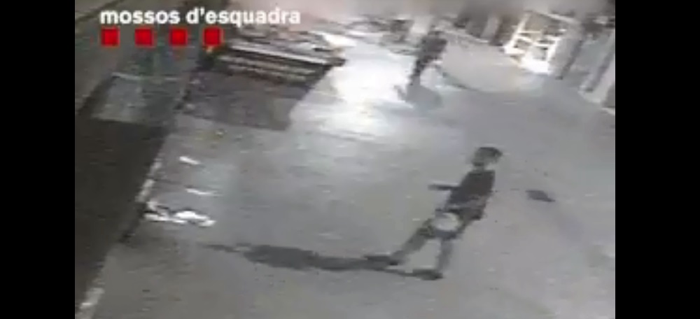 Fotograma del vídeo difòs pels Mossos, amb l'autor material del crim.