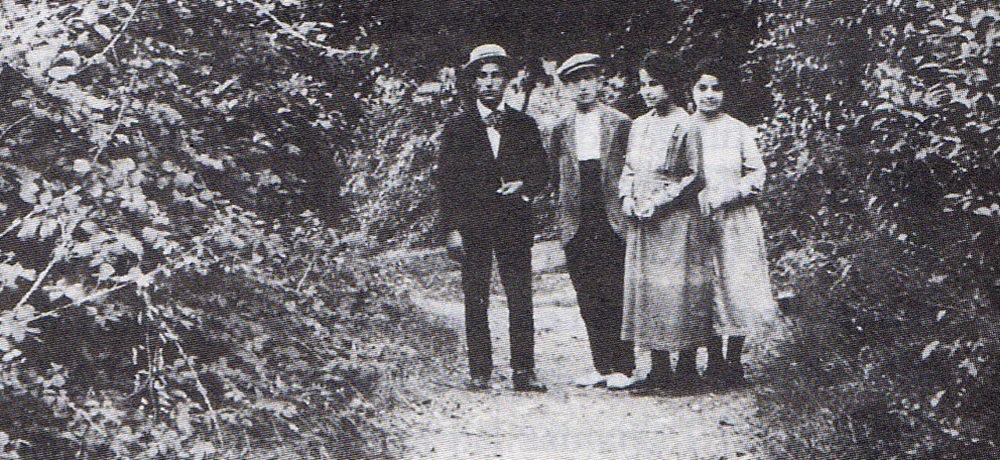 Els germans Josep, Joan, Gertrudis i SIlveria Rosas al bosc de Can Feu cap el 1917. Autor desconegut (Família Rosas/AHS)