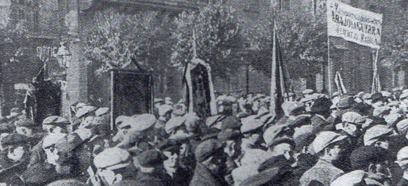 Manifestació contra la Guerra del Marroc davant l'Ajuntament de Sabadell (1922)