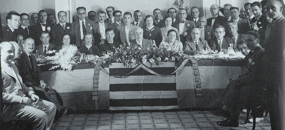 Foto portada: Dinar al Restaurant Arraona. D'esquerra a dreta. Joan Ferret, Fidela Renom, Mª Dolors Rivas, l'alcalde Marcé, Azaña, Àngela Tomàs (esposa de Marcé), Francesc Tomàs i Salvador Sarrà. Autor desconegut/AHS.28 agost 1934