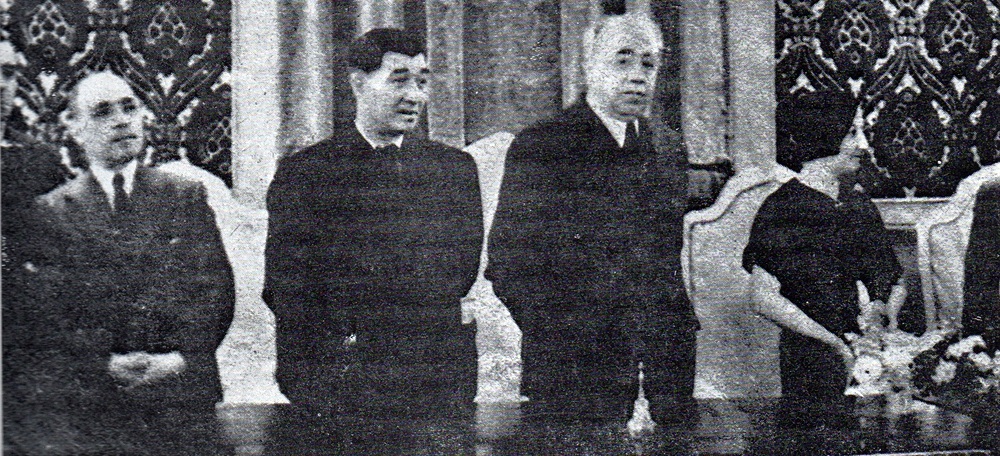 Azaña al saló de plens de l'Ajuntament de Sabadell. A la seva esquerra el regidor Tomàs Soler i l'alcalde Magí Marcé, a la seva dreta la seva dona Mª Dolors Rivas. AAS. 28 agost 1934