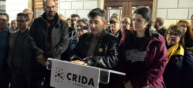 Foto portada: els representants de la Crida, aquest dilluns a la plaça Sant Roc. Autor: J.d.A.
