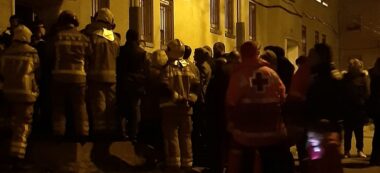 Foto portada: bombers i veïns, aquest dimecres a la nit als Merinals. Foto: @CreuRojaSBD via Twitter.