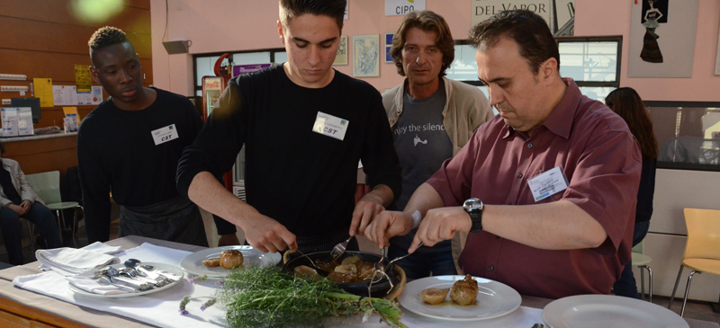 Membres de l'Escola d'Hostaleria, servint el plat guanyador, amb el seu cuiner (al centre). Autor: David B.