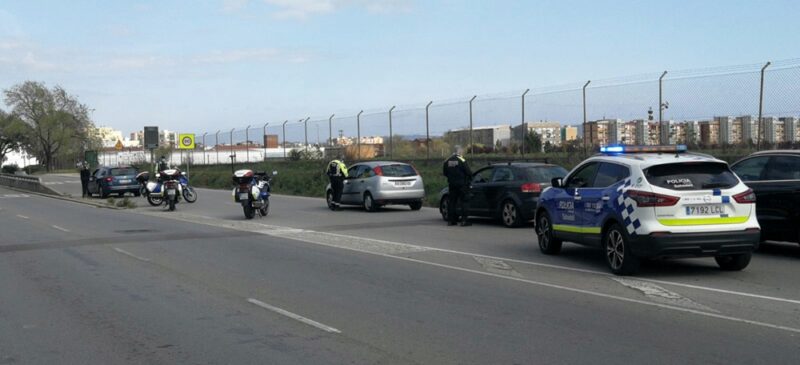 Foto portada: agents de la Policia Municipal en un control durant l'estat d'alarma. Autor: @policiaSabadell via Twitter.